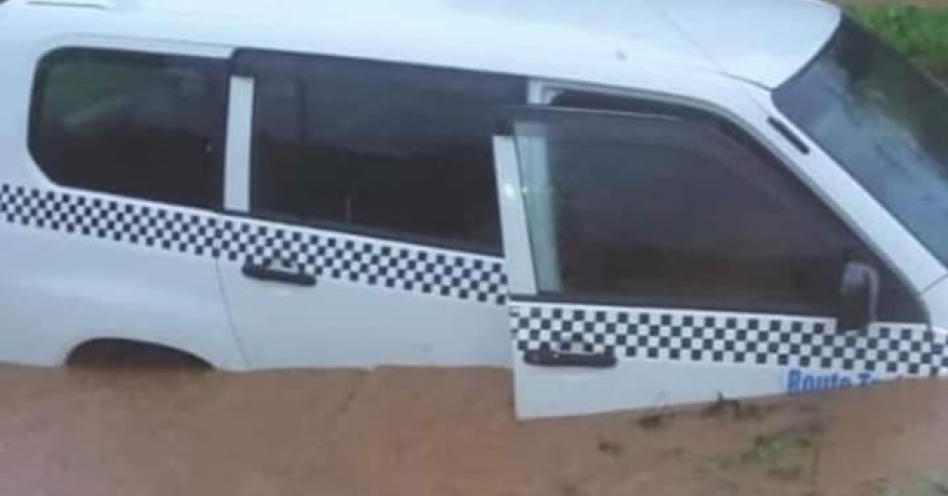 This taxi got stuck in the flood waters at Big Pond (Image source: NWA)