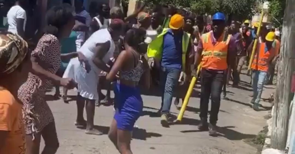 Irate residents surround JPS crew members in Jones Town, St Andrew. (Image Source: JPS)