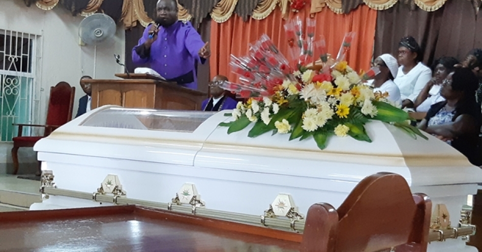 Elder Oniel Pusey delivers the sermon during the funeral service for the late Theresa ‘Shernette’ Bryan. (OH NEWS PHOTO)