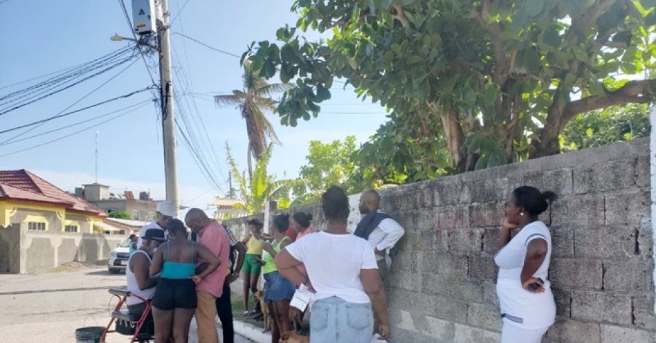 Dr Kurt Waul speaking with residents in Buddo, Old Harbour Bay on July 1, 2020. (OH News Photo)